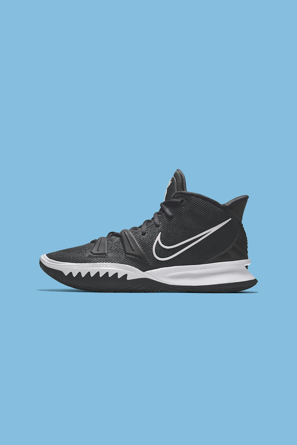 Nike Kyrie 7 preto e branco — vista lateral